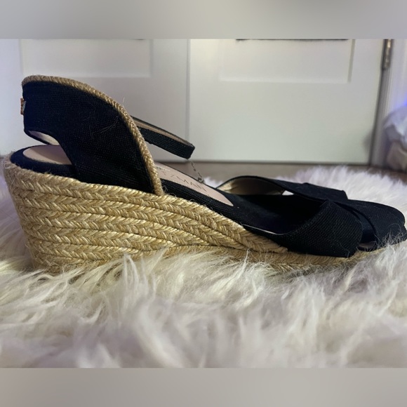 Black cross over inch wedges with gold details - Picture 2 of 4